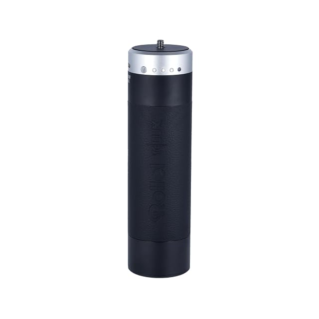 Poignée d’alimentation Rollei avec ses sorties D-Tap et USB-C à côté d’une lampe LUX