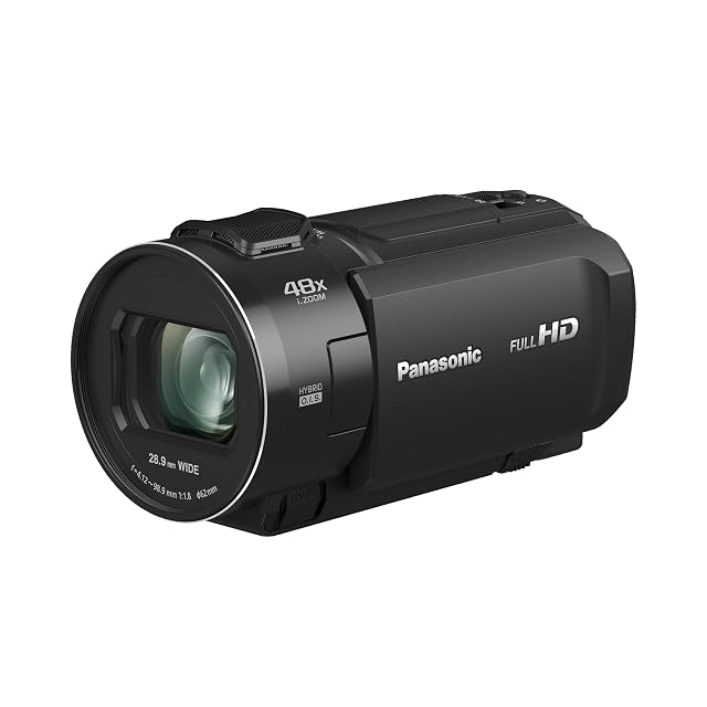 Caméscope noir Panasonic HC-V900 avec son objectif déployé et son écran tactile ouvert