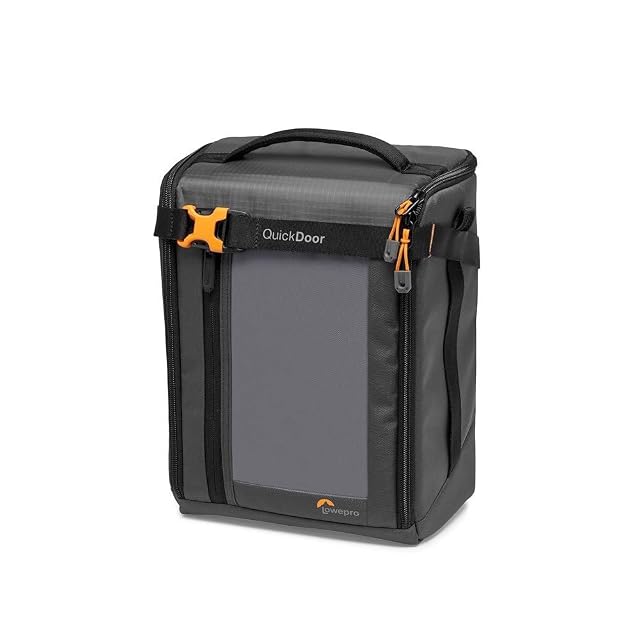 Lowepro GearUp Creator Box Large II ouvert, montrant ses cloisons et ses objectifs