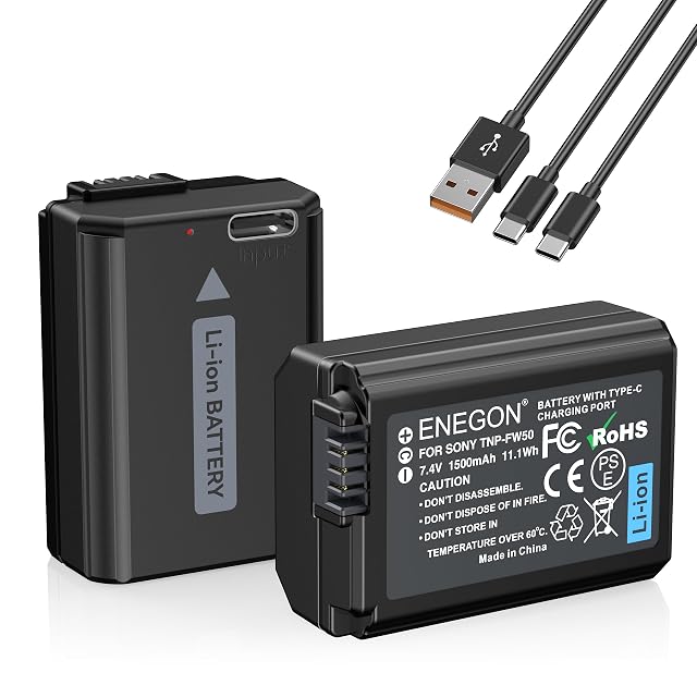 Batteries ENEGON NP-FW50 avec leurs ports USB-C et le câble de charge 2 en 1