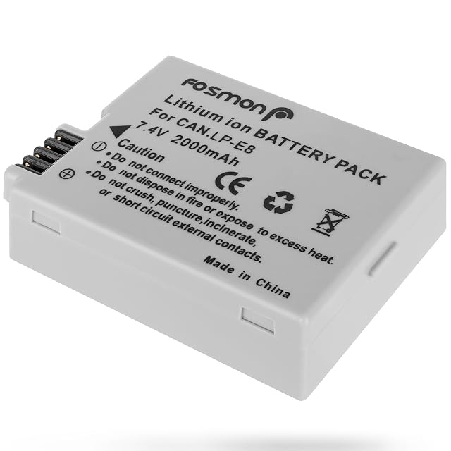Batterie de remplacement Fosmon LP-E8 à côté d’un boîtier reflex Canon