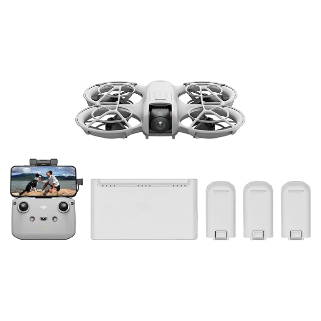 Petit drone blanc DJI Neo à protège-hélices intégrés posé sur une main