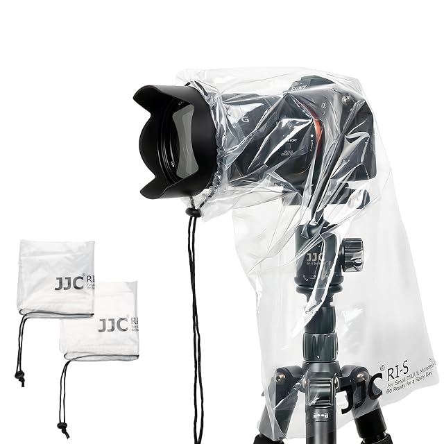 Housse de pluie jetable transparente JJC sur un hybride et son objectif