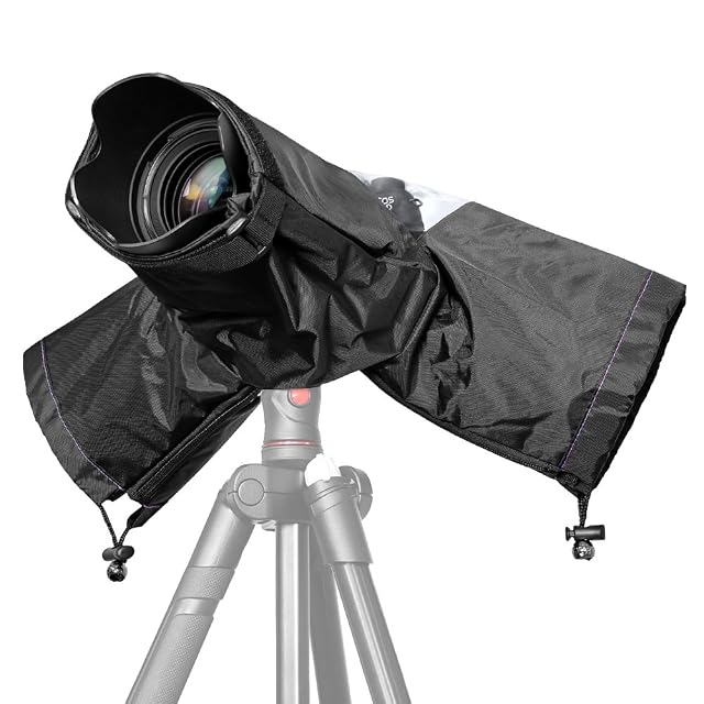 Housse de pluie JZK posée sur un reflex, son panneau arrière transparent visible