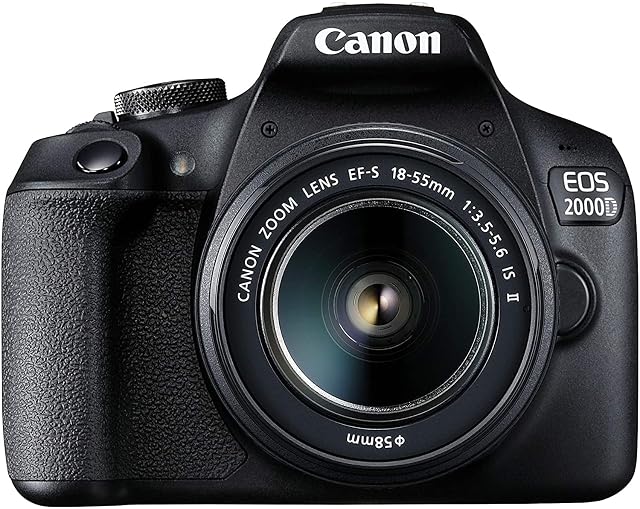 Reflex numérique noir Canon EOS 2000D avec l’objectif de kit EF-S 18-55 mm monté