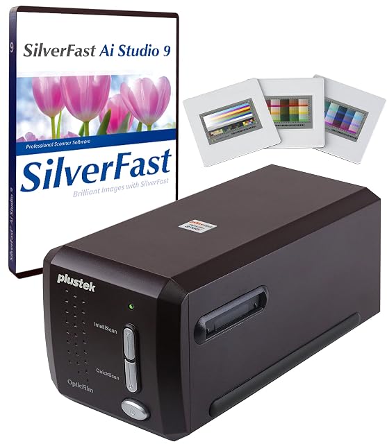 Plustek OpticFilm 8300i Ai avec un support de film engagé, à côté de ses diapositives de mire IT8