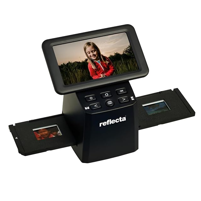 Reflecta x33-Scan avec son écran IPS de cinq pouces prévisualisant un négatif couleur