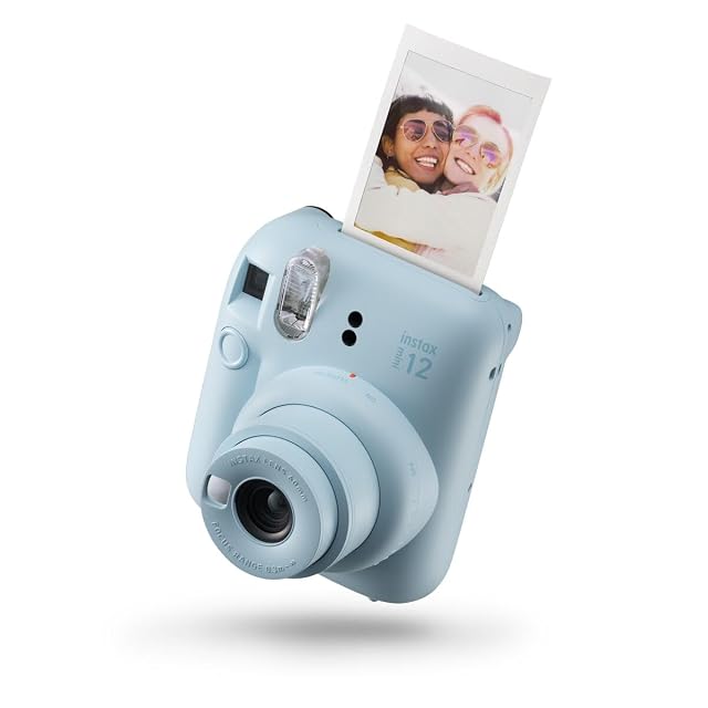 Appareil instantané Fujifilm instax mini 12 en bleu pastel, avec son fût d’objectif rond et son miroir pour autoportrait