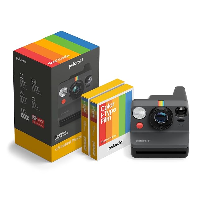 Appareil instantané noir Polaroid Now Generation 3 avec sa façade à deux objectifs et son paquet de film à côté
