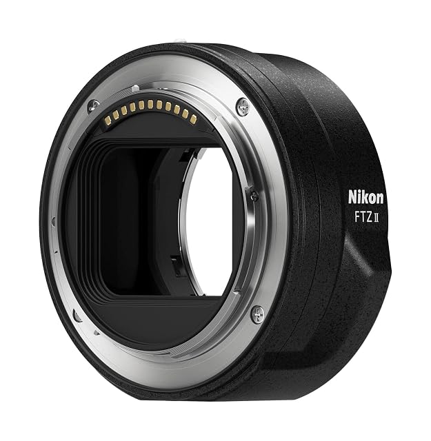 Adaptateur Nikon FTZ II monté entre un objectif en monture F et un boîtier en monture Z