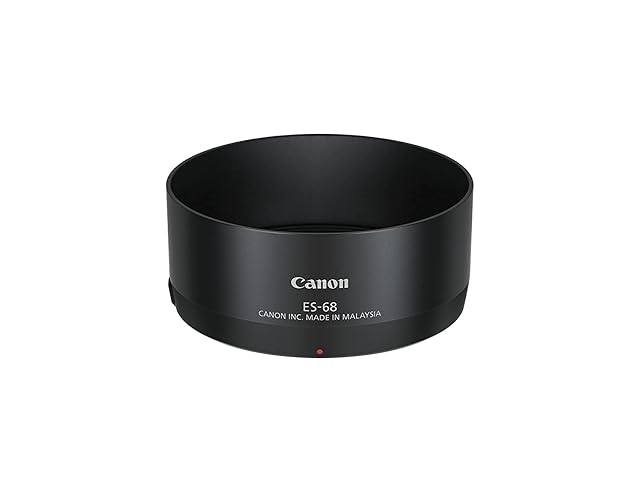 Pare-soleil Canon ES-68 noir, posé debout sur une surface blanche