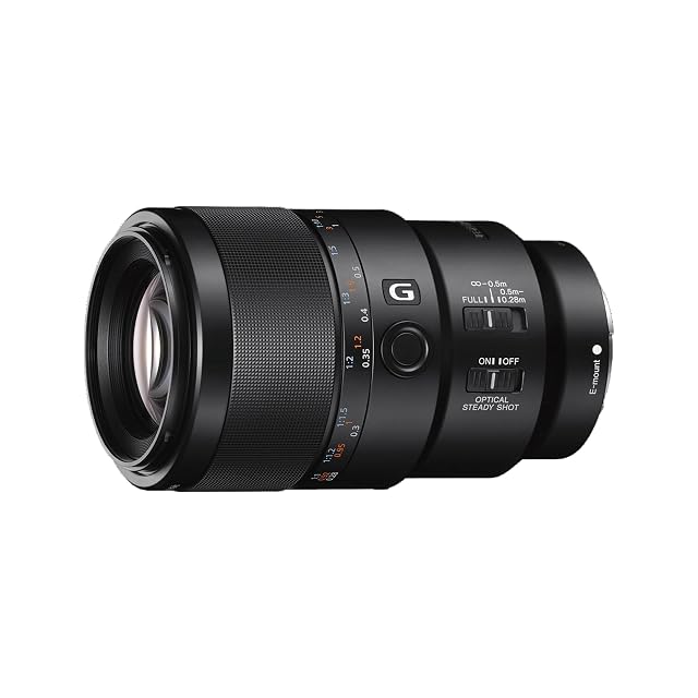 Objectif Sony FE 90mm F2.8 Macro G noir, sa bague de mise au point coulissante tirée vers l’arrière