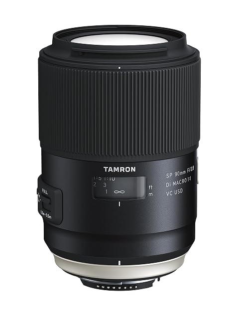 Objectif macro Tamron SP 90mm noir à bague dorée, avec une monture Nikon F