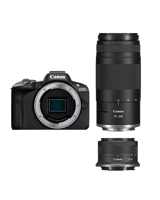 Appareil hybride Canon EOS R50 noir à côté de ses deux zooms de kit