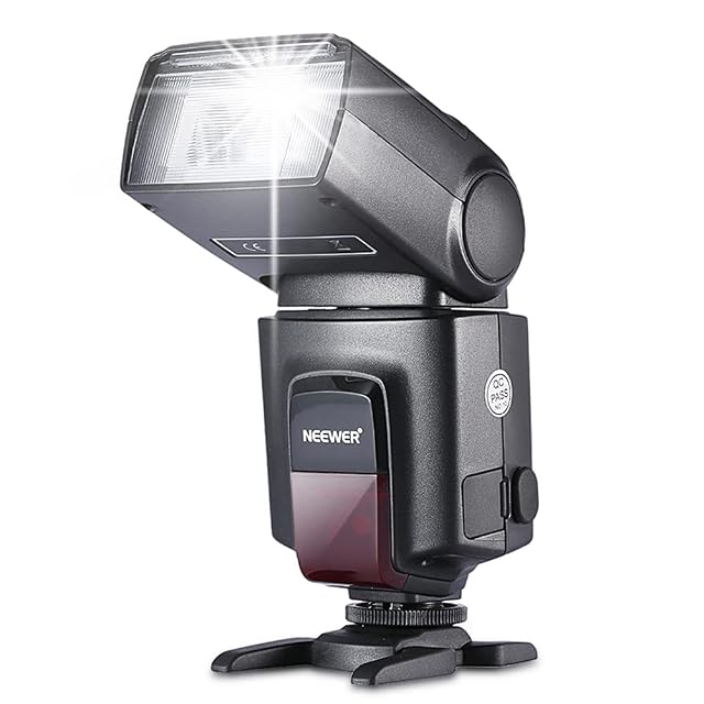Flash NEEWER TT560 noir, sa tête basculée vers le haut pour éclairer par réflexion