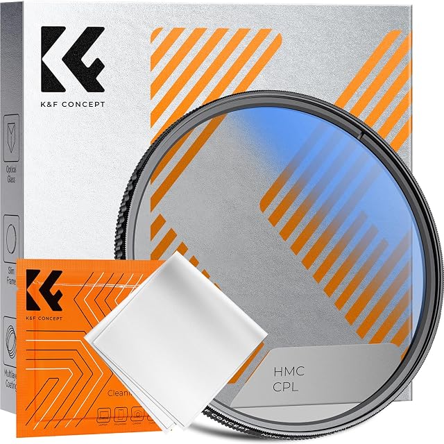 Polariseur circulaire K&F Concept de 67 mm tenu devant un ciel lumineux