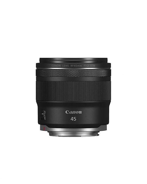 Focale fixe Canon RF 45mm F1.2 noire, sa bague de commande derrière la bague de mise au point