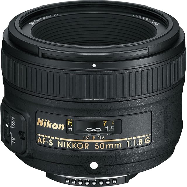 Focale fixe Nikon AF-S NIKKOR 50mm f/1.8G noire, sa bague aux lettres dorées et sa monture F