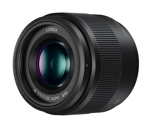 Focale fixe Panasonic Lumix G 25mm F1.7 noire, un fût court à bague de mise au point étroite