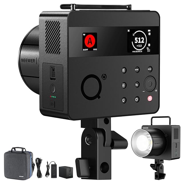 Flash de studio NEEWER Q6 au corps carré, avec sa poignée repliable et ses deux écrans couleur