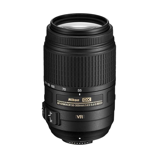 Téléobjectif zoom Nikon AF-S DX 55-300mm noir, son pare-soleil retourné sur le fût
