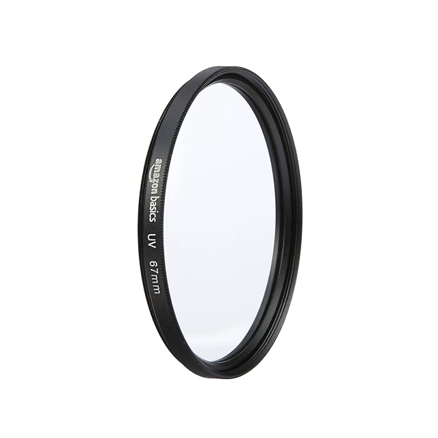 Filtre UV Amazon Basics de 67 mm posé à plat sur un bouchon d’objectif