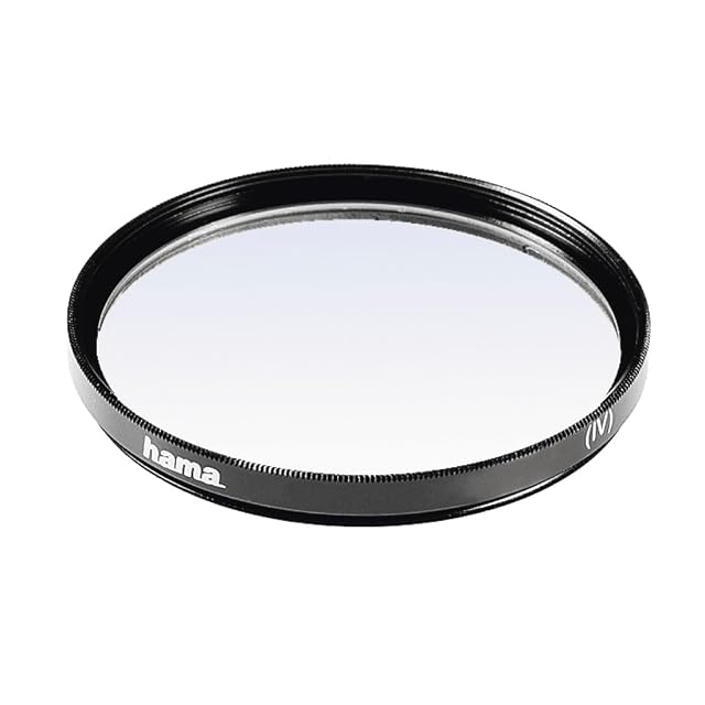 Filtre UV Hama de 49 mm dans sa monture métallique noire à côté de sa boîte en plastique