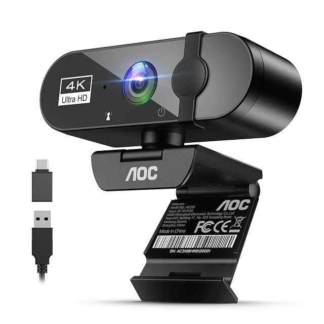 Webcam 4K AOC AC310 noire à volet d’objectif coulissant, inclinée vers le haut sur sa pince