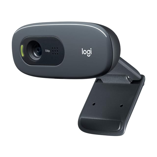 Petite webcam Logitech C270 noire pincée en haut d’un écran
