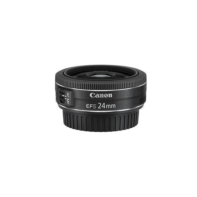 Objectif pancake Canon EF-S 24mm noir, à peine plus épais que la monture sur laquelle il se pose