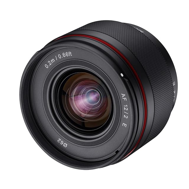 Focale fixe grand-angle Samyang AF 12mm F2.0 noire, son pare-soleil amovible monté