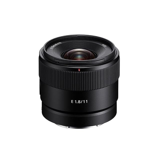 Focale fixe très grand-angle Sony SEL11F18 noire, son pare-soleil à baïonnette monté