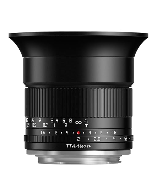 Objectif très grand-angle TTARTISAN 10mm F2 noir, sa bague de mise au point manuelle et sa lentille frontale saillante